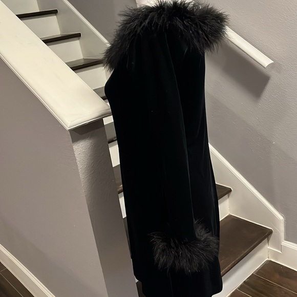 Carabella Black Dress. Scoop neckline trimmed in feathers. Long sleeves feathers - Picture 4 of 12